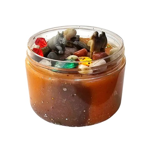 jungle Rond doosje gevuld met bruine en donkerbruine sensorische klei, versierd met een neushoorn, kameel en kleurrijke steentjes, kiezelstenen en glitter – een wildlife in miniatuurformaat.