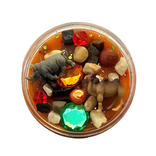 jungle1 Rond doosje gevuld met bruine en donkerbruine sensorische klei, versierd met een neushoorn, kameel en kleurrijke steentjes, kiezelstenen en glitter – een wildlife of sahara in miniatuurformaat.