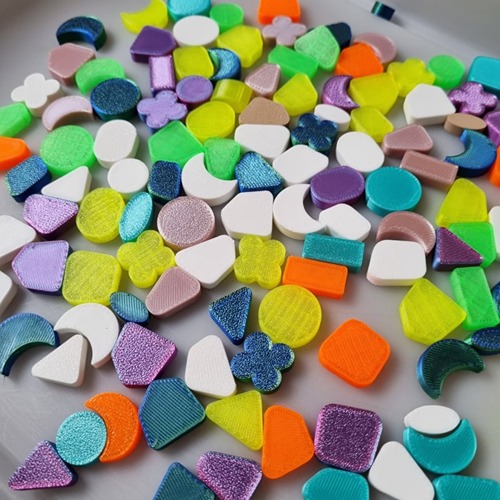 open end kiddi Set van kleine figuren van het merk Kiddi, ontworpen als loose parts voor open-einde spel – stimuleert fantasie, sorteren, tellen en sensorische ontdekking bij kinderen.