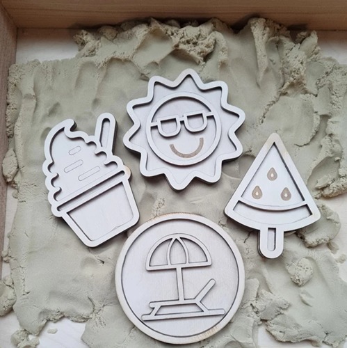 vulset zomer 1 sundae, zon, ijsje en strandstoel stempel liggend op speelzand. Een set mini vulvormen te gebruiken in magisch zand, speelrijst voor sensorisch spel
