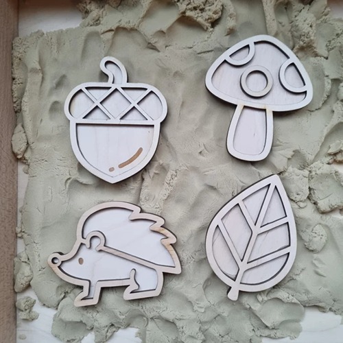 vultray herfstset zand Eikel, egel, blad, paddestoel stempel zand houten mini vulvormen liggend op zand, te gebruiken met magisch zand en o.a. speelrijst voor sensorisch spel in thema herfst