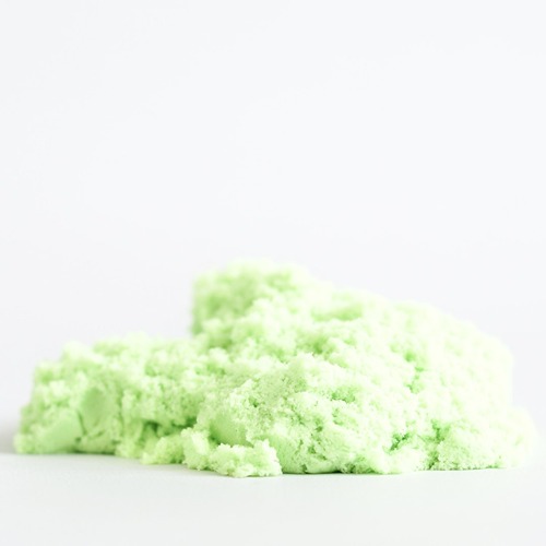 magic sand groen 3 (1) Close up van groen magicsand van sensoryfun wat sensomotoriek stimuleert