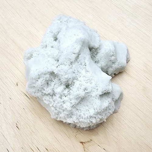 magic sand wit1 (1) Magisch zand dat niet uitdroogt – ideaal voor sensorische activiteiten en creatieve bouwprojecten