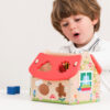 educatief-houten-speelgoed-vormenhuis Peuterspeelgoed van hout – vormen sorteren New Classic Toys