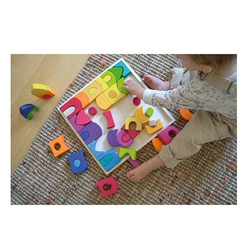 goki-evolution-morgana-open-ended-play Kind speelt met Goki Morgana houten bouwblokken