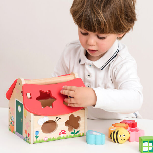 het-speellab-houten-vormenhuis-new-classic-toys-blokken Educatief houten vormenhuis voor vorm- en kleurherkenning