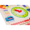 Detailfoto houten wijzerplaat New Classic Toys Kalenderklok