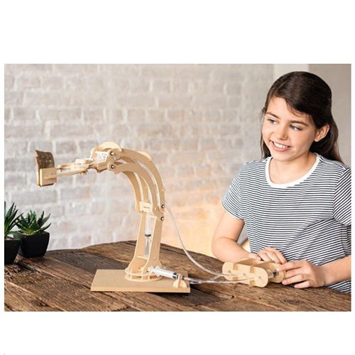 meisje-speelt-met-moses-phaenomint-robotarm-educatie-houten-duurzaam-speelgoed.jpg Kind bedient zelfgebouwde hydrolische robotarm met waterdruk