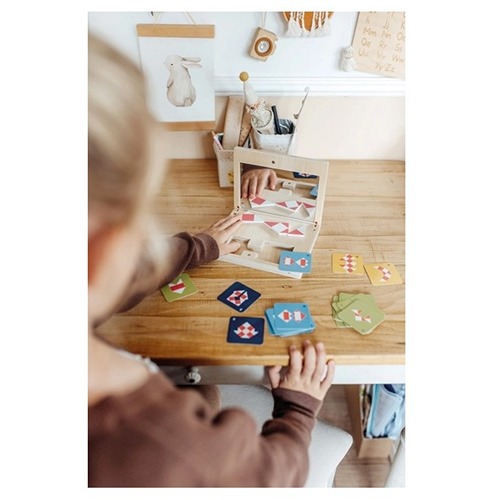 montessori-small-foot-educate-spel-met-spiegel-detail (1) Complete set Small Foot Educate symmetriespel met spiegels kind maakt voorbeeld