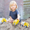new-classic-toys-bouwvoertuigen-details-hout Peuter speelt met houten bouwvoertuigen – constructiespeelgoed