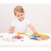 octagon-puzzel-kleuter-peuter New Classic Toys octagon puzzel in gebruik door kind naar voorbeeld