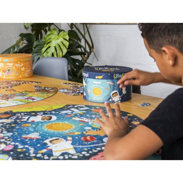 ruimtevaart-puzzel-kinderen-detail-4rwd.jpg Detail van de 4RWD ruimtevaart puzzel met planeten en sterren bij het speellab