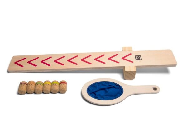 vaardigheidsspel-lanceer-de-ninjas-bs-toys-hout.jpg Houten actiespel met ninja’s en katapult – BS Toys binnenspel