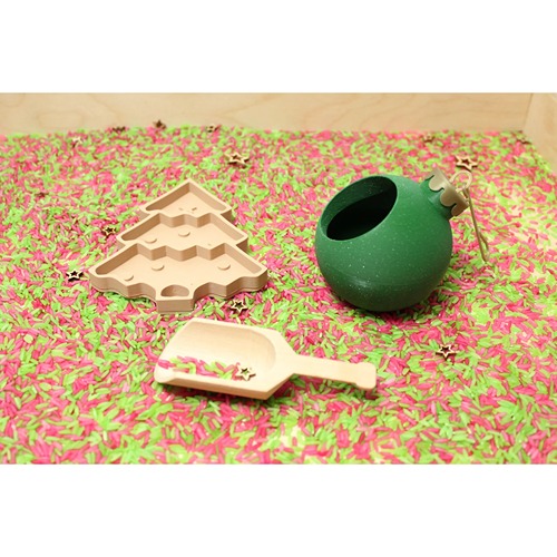 vulbare-kerstbal-groen-sensorisch-speelgoed.jpg Vulbare groene kerstbal op speeltafel met kerstthema