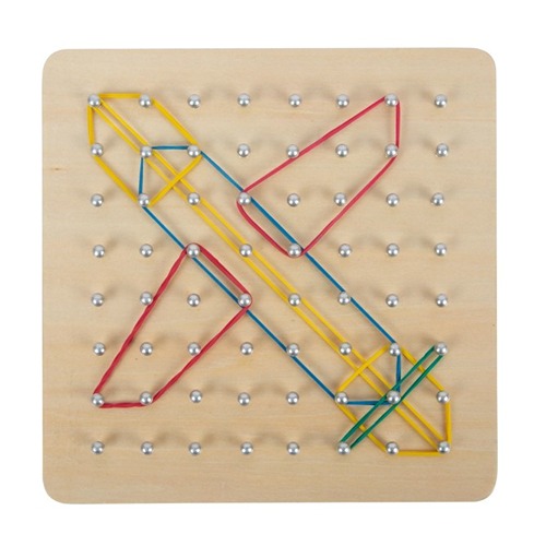 wooden-geoboard-small-foot-houten-speelgoed-voorkant.jpg Montessori geoboard van hout met afgeronde pinnetjes met vliegtuig bij het speellab
