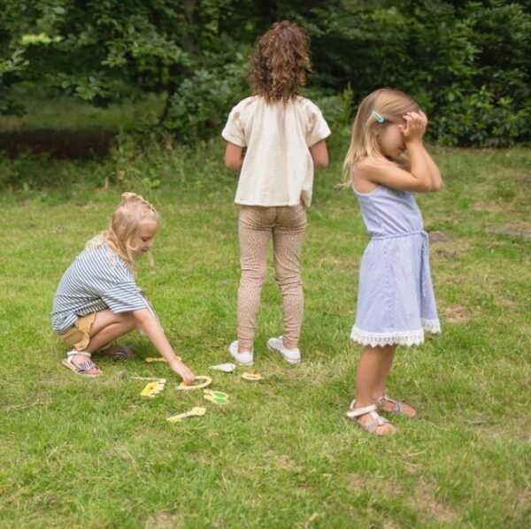 bs-toys-de-dief-kinderen-spel-buiten.jpg Kinderen spelen BS Toys De Dief observatiespel