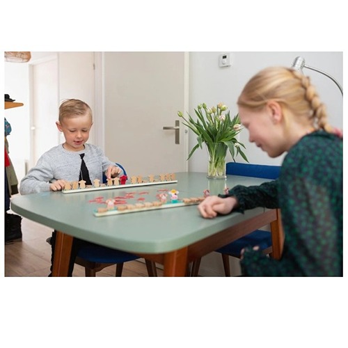 bs-toys-welke-koe-ben-ik-dierenspel-peuters-kleuters Kinderen spelen het raadspel Welke Koe Ben Ik van BS Toys