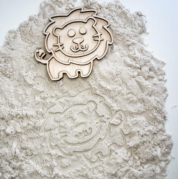 het-speellab-houten-vultray-leeuw-in-zand.jpg Leuk met Letters vultray leeuw met zand