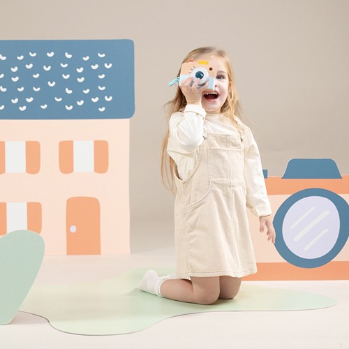 houten-educatief-camera-voor-kinderen-woet-rollenspel Kind speelt met Woet houten camera rollenspel speelgoed