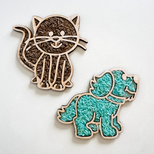 leuk-met-letters-houten-vultray-hond-kat-gevuld-met-rijst.jpg (1) houten hond tray gevuld met speelrijst Het Speellab