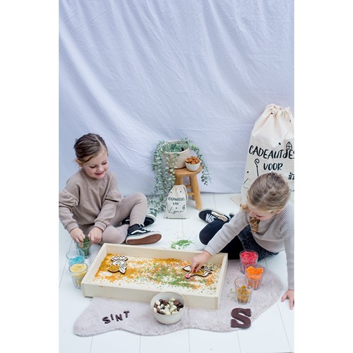 kinderen spelen met houten piet tray gevuld met speelrijst Het Speellab
