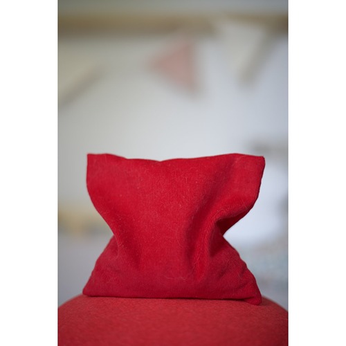 Handgemaakte pittenzak roodpastel regenboog met kersenpitten