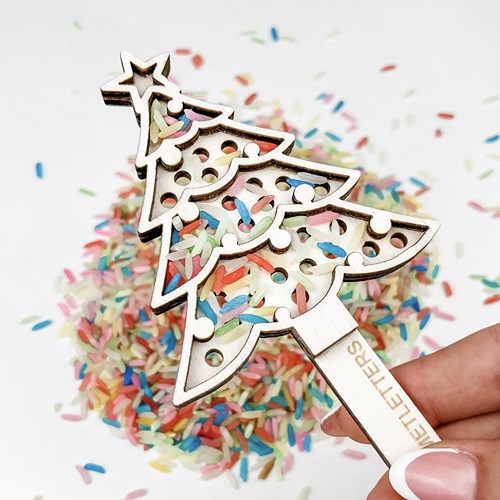 sensorisch-speeltafel-houten-kerstzeefje-kinderen Houten kerstzeefje van Leuk met Letters voor sensorisch spel met speelrijst”