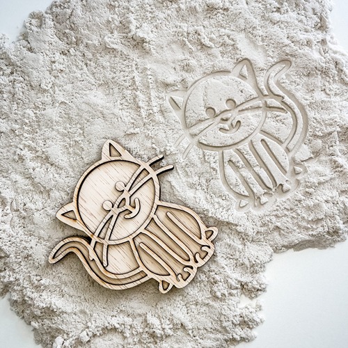 vultray-poes-leuk-met-letters-zand-stempel sensorisch speelgoed vultray poes FSC hout met zand