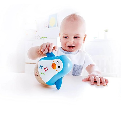 Baby speelt met Hape Penguin Musical Wobbler wiebelpoppetje