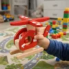 Goki-helikopter-duurzaam-rollenspel-speellab Kind speelt met houten helikopter van Goki. Stevig duurzaam