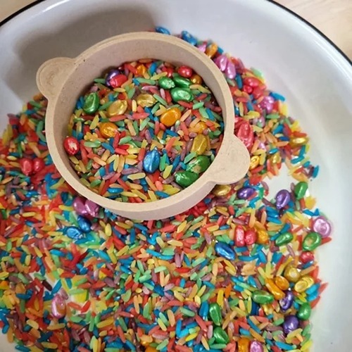 Kids-Kabinet-zeefje-rijst-regenboog-sensorsich Milieuvriendelijk PLA zeefje in speelrijst in bak