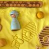 Sensoryfun-magicsand-geel-bijen-sensorisch Sensoryfun magicsand geel verkijgbaar bij Het Speellab, afdrukken in het zand