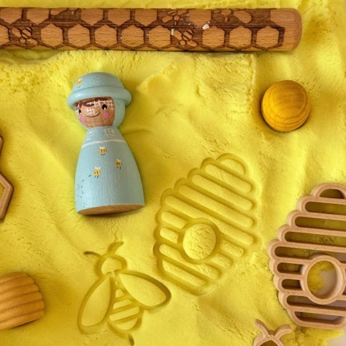 Sensoryfun-magicsand-geel-bijen-sensorisch Sensoryfun magicsand geel verkijgbaar bij Het Speellab, afdrukken in het zand