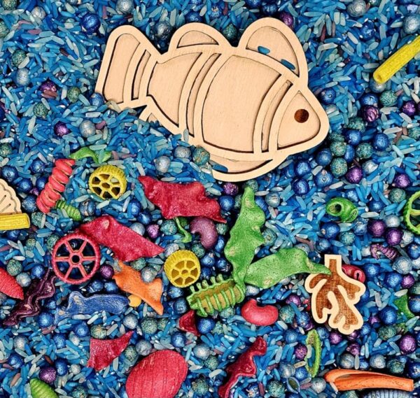 Sensoryfun-ocean-sensorisch-hetspeellab Een detailfoto van inhoud pot pouranplay thema oceaan met kikkererwten en vulvorm