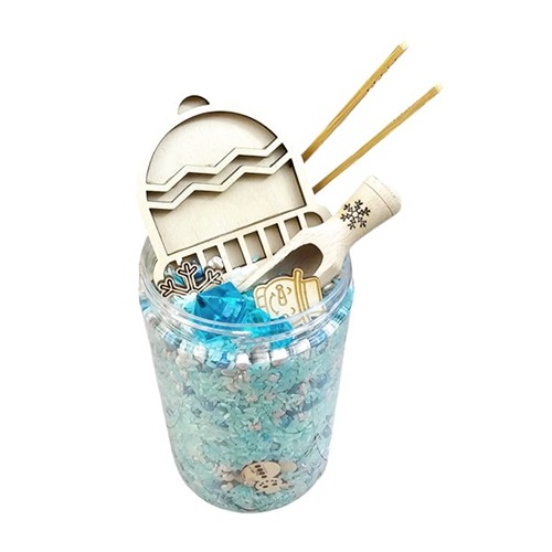 Sensoryfun-pourandplay-hetspeellab-sensorisch Sensoryfun PourandPlay pot winter thema met houten schepjes, gekleurde speelrijst en winterfiguren voor sensopathisch spel