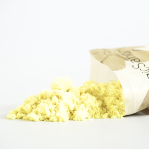 Sensoryfun-speelzand-veilig-sensorisch Zak op zijkant met magic sand eruit.