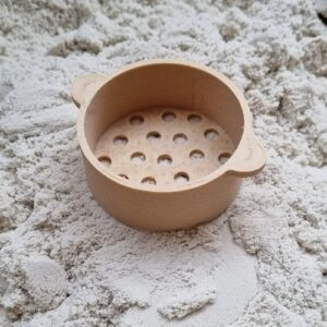 duurzaam zeefje van Kids Kabinet speellab Zeefje PLA van Kids Kabinet in het speelzand
