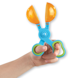 motoriek-handy-scoopers-learning-resources EEn kinderhand met 1 scooper van learning resources