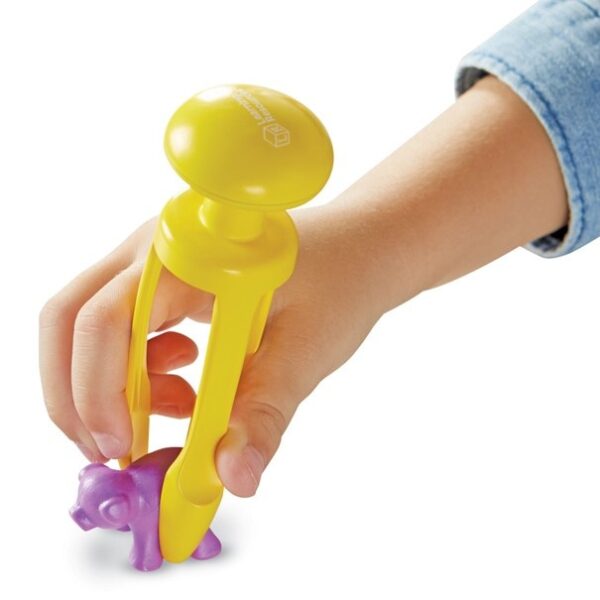 Een kinderhand met 1 tri grip tweezer van learning resources