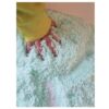 Sensoryfun-magisch-fluffy-speelmateriaal-kinderen Kinderhand in een speelbak gevuld met sensoryflurry