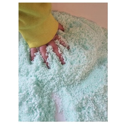 Sensoryfun-magisch-fluffy-speelmateriaal-kinderen Kinderhand in een speelbak gevuld met sensoryflurry