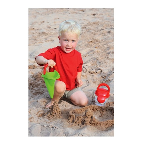 Jongetje speelt op het strand met water en zand met de drip can