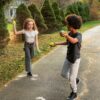 Duurzame waterballonnen herbruikbaar 2 kinderen die gooien.