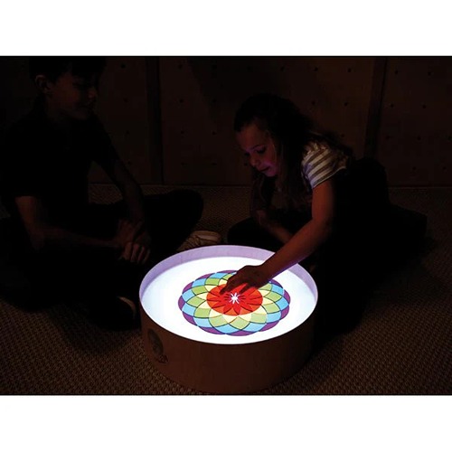 Mandala op de lichttafel in het donker