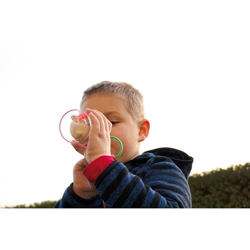 Kind bestudeert kleine diertjes en mieren in de achtertuin met het compacte Eduplay insectenpotje